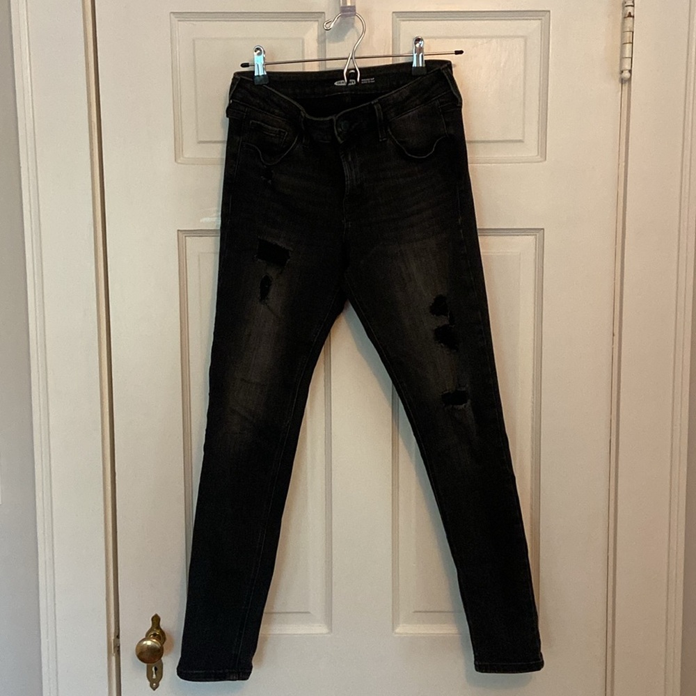 Old Navy distressed skinny jeans. Black size 4
